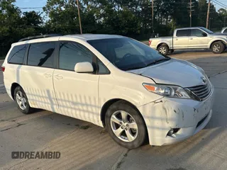 2015 Toyota Sienna LE AAS с VIN 5TDKK3DC5FS679407, выставлен на аукционе Copart как лот 60572255 с пробегом 71 303 миль миль и Списание • Salvage title. История ставок и продаж доступна на DreamBid. Изображение 1.