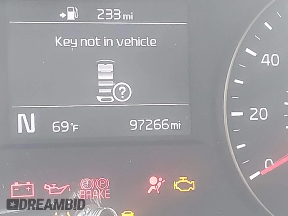 2017 Kia Cadenza Premium with VIN KNALC4J10H5061444, listed as a IAAI auction lot 41742307 with 97,266 mi miles. Bid and sale history available at carsss.com. Image 14.