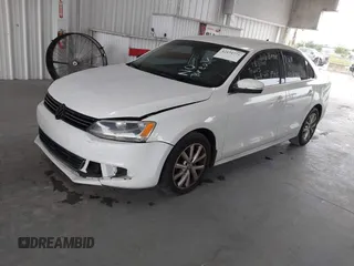 2014 Volkswagen Jetta SE z VIN 3VWD17AJ3EM265396, wystawiony jako IAAI lot #42434771 z przebiegiem 114 931 mil mil oraz . Historia ofert i sprzedaży dostępna na DreamBid. Obrazek 2.