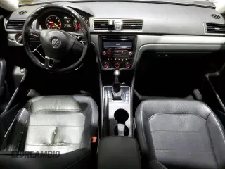 2014 Volkswagen Passat Wolfsburg Edition z VIN 1VWAT7A31EC099721, wystawiony jako Copart lot #52241945 z przebiegiem 151 115 mil mil oraz Czysty tytuł • Clean title. Historia ofert i sprzedaży dostępna na DreamBid. Obrazek 8.