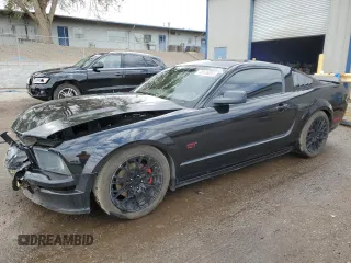 2005 Ford Mustang GT Deluxe z VIN 1ZVHT82H055257033, wystawiony jako Copart lot #55536055 z przebiegiem 104 506 mil mil oraz Szkoda całkowita • Salvage title. Historia ofert i sprzedaży dostępna na DreamBid. Obrazek 1.
