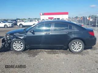2010 Chrysler Sebring Limited z VIN 1C3CC5FB9AN158839, wystawiony jako IAAI lot #42206044 z przebiegiem 143 458 mil mil oraz . Historia ofert i sprzedaży dostępna na DreamBid. Obrazek 14.