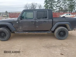 2020 Jeep Gladiator Sport S with VIN 1C6HJTAG2LL151865, listed as a IAAI auction lot 41649805 with 117,093 mi miles. Bid and sale history available at carsss.com. Image 15.