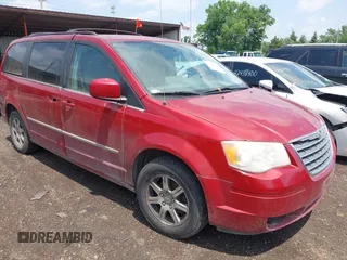2010 Chrysler Town & Country Touring z VIN 2A4RR5D17AR109036, wystawiony jako IAAI lot #42418233 z przebiegiem 268 578 mil mil oraz . Historia ofert i sprzedaży dostępna na DreamBid. Obrazek 1.