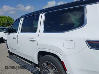 2023 Jeep Grand Wagoneer z VIN 1C4SJVEJ7PS570435, wystawiony jako IAAI lot #42289466 z przebiegiem Nie podano mil oraz . Historia ofert i sprzedaży dostępna na DreamBid. Obrazek 14.