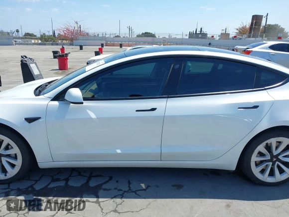 2022 Tesla Model 3 Long Range z VIN 5YJ3E1EB9NF113601, wystawiony jako IAAI lot #42173612 z przebiegiem 95 454 mil mil oraz . Historia ofert i sprzedaży dostępna na DreamBid. Obrazek 14.