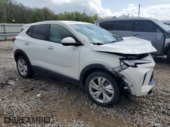 2024 Buick Encore GX Preferred z VIN KL4AMBSLXRB086957, wystawiony jako Copart lot #51653835 z przebiegiem 36 337 mil mil oraz Szkoda całkowita • Salvage title. Historia ofert i sprzedaży dostępna na DreamBid. Obrazek 4.