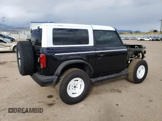 2024 Ford Bronco Heritage Edition z VIN 1FMDE4CH2RLA74426, wystawiony jako Copart lot #76751144 z przebiegiem 629 mil mil oraz Szkoda całkowita • Salvage title. Historia ofert i sprzedaży dostępna na DreamBid. Obrazek 3.
