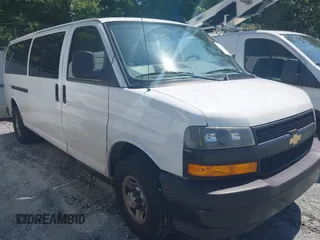 2023 Chevrolet Express Passenger LS z VIN 1GAZGNFP7P1133565, wystawiony jako IAAI lot #42298735 z przebiegiem 132 269 mil mil oraz . Historia ofert i sprzedaży dostępna na DreamBid. Obrazek 1.