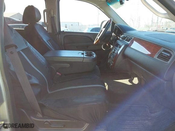 2012 Chevrolet Avalanche LS with VIN 3GNTKEE74CG143616, listed as a IAAI auction lot 41818073 with 209,041 mi miles. Bid and sale history available at carsss.com. Image 5.