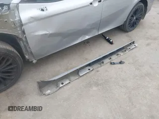 2020 Toyota Camry SE z VIN 4T1G11AK1LU334922, wystawiony jako IAAI lot #41964012 z przebiegiem 135 008 mil mil oraz . Historia ofert i sprzedaży dostępna na DreamBid. Obrazek 11.