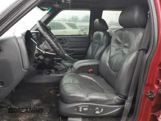2000 GMC Jimmy SLE Convenience with VIN 1GKDT13W0Y2273829, listed as a Copart auction lot 84811284 with 129,635 mi miles and Salvage Title. Bid and sale history available at carsss.com. Image 7.