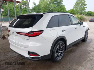 2025 Mazda CX-70 Premium Plus z VIN JM3KJEHA6S1111740, wystawiony jako IAAI lot #42287159 z przebiegiem 2 502 mil mil oraz . Historia ofert i sprzedaży dostępna na DreamBid. Obrazek 4.