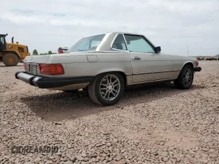 1987 Mercedes-Benz 560 SL z VIN WDBBA48D0HA061731, wystawiony jako Copart lot #56622425 z przebiegiem 121 214 mil mil oraz Czysty tytuł • Clean title. Historia ofert i sprzedaży dostępna na DreamBid. Obrazek 3.