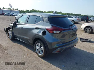 2023 Nissan Kicks S z VIN 3N1CP5BV2PL487717, wystawiony jako IAAI lot #42228018 z przebiegiem 44 419 mil mil oraz . Historia ofert i sprzedaży dostępna na DreamBid. Obrazek 3.