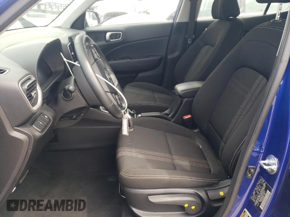 2024 Hyundai Venue SEL z VIN KMHRC8A38RU324692, wystawiony jako Copart lot #54395115 z przebiegiem 12 017 mil mil oraz Czysty tytuł • Clean title. Historia ofert i sprzedaży dostępna na DreamBid. Obrazek 7.