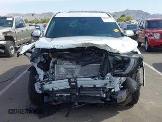 2025 GMC Acadia FWD Denali z VIN 1GKENLRS3SJ214267, wystawiony jako IAAI lot #42290521 z przebiegiem Nie podano mil oraz . Historia ofert i sprzedaży dostępna na DreamBid. Obrazek 6.