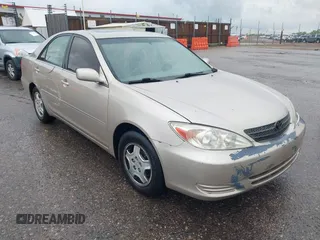 2003 Toyota Camry LE z VIN 4T1BF30K73U561234, wystawiony jako IAAI lot #42210786 z przebiegiem 128 763 mil mil oraz . Historia ofert i sprzedaży dostępna na DreamBid. Obrazek 1.