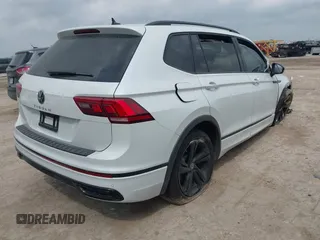 2024 Volkswagen Tiguan SE R-Line Black z VIN 3VVCB7AX3RM111987, wystawiony jako IAAI lot #42148019 z przebiegiem 6 455 mil mil oraz . Historia ofert i sprzedaży dostępna na DreamBid. Obrazek 4.