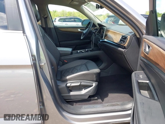 2024 Volkswagen Atlas SE with VIN 1V2HR2CA4RC577309, listed as a IAAI auction lot 42107825 with 25,694 mi miles and . Bid and sale history available at DreamBid. Image 5.