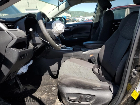 2024 Toyota RAV4 Hybrid LE z VIN 2T3UWRFV3RW193860, wystawiony jako Copart lot #52138735 z przebiegiem 50 956 mil mil oraz Szkoda całkowita • Salvage title. Historia ofert i sprzedaży dostępna na DreamBid. Obrazek 7.
