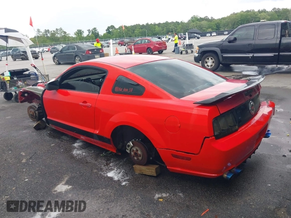 2006 Ford Mustang GT Deluxe z VIN 1ZVFT82HX65243603, wystawiony jako IAAI lot #42251021 z przebiegiem Nie podano mil oraz . Historia ofert i sprzedaży dostępna na DreamBid. Obrazek 3.