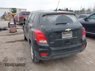 2020 Chevrolet Trax LS z VIN KL7CJKSB7LB314979, wystawiony jako IAAI lot #41899919 z przebiegiem 54 233 mil mil oraz . Historia ofert i sprzedaży dostępna na DreamBid. Obrazek 3.