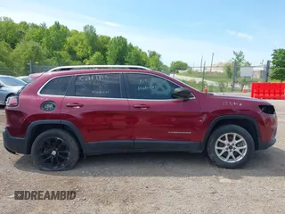 2019 Jeep Cherokee Latitude Plus z VIN 1C4PJLLB1KD220432, wystawiony jako IAAI lot #42395512 z przebiegiem 120 011 mil mil oraz . Historia ofert i sprzedaży dostępna na DreamBid. Obrazek 12.