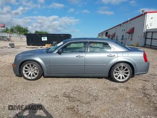 2006 Chrysler 300 C SRT-8 z VIN 2C3LA73W66H523504, wystawiony jako IAAI lot #42483103 z przebiegiem 61 560 mil mil oraz . Historia ofert i sprzedaży dostępna na DreamBid. Obrazek 12.