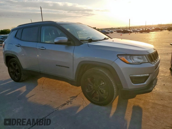 2020 Jeep Compass Altitude z VIN 3C4NJCBB7LT118041, wystawiony jako Copart lot #52822225 z przebiegiem 76 700 mil mil oraz Szkody całkowita. Historia ofert i sprzedaży dostępna na DreamBid. Obrazek 4.