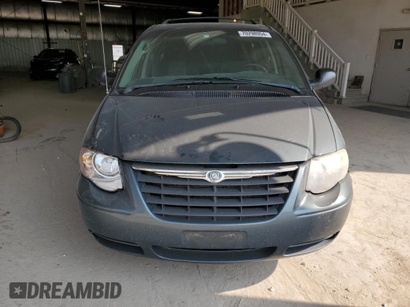 2006 Chrysler Town & Country LWB Touring with VIN 2A4GP54L56R781831, listed as a Copart auction lot 70298954 with 183,487 mi miles and Clean Title. Bid and sale history available at carsss.com. Image 5.