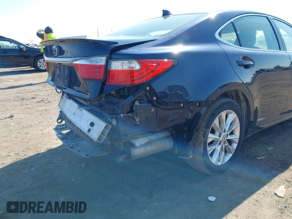 2015 Lexus ES 300h z VIN JTHBW1GG9F2091927, wystawiony jako IAAI lot #41933816 z przebiegiem 122 934 mil mil oraz . Historia ofert i sprzedaży dostępna na DreamBid. Obrazek 18.
