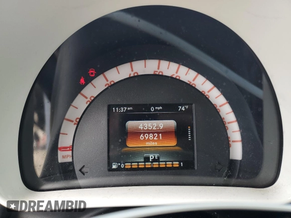 2016 Smart fortwo Passion z VIN WMEFJ5DAXGK123943, wystawiony jako Copart lot #51904865 z przebiegiem 69 821 mil mil oraz Szkody całkowita. Historia ofert i sprzedaży dostępna na DreamBid. Obrazek 9.