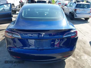 2018 Tesla Model 3 Long Range Battery z VIN 5YJ3E1EA4JF078080, wystawiony jako IAAI lot #41688015 z przebiegiem 97 886 mil mil oraz . Historia ofert i sprzedaży dostępna na DreamBid. Obrazek 16.
