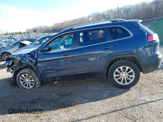 2019 Jeep Cherokee Latitude with VIN 1C4PJMCX4KD469454, listed as a IAAI auction lot 41488654 with 92,634 mi miles. Bid and sale history available at carsss.com. Image 14.