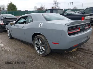 2022 Dodge Challenger GT z VIN 2C3CDZJG2NH188111, wystawiony jako IAAI lot #41859416 z przebiegiem 40 264 mil mil oraz . Historia ofert i sprzedaży dostępna na DreamBid. Obrazek 3.