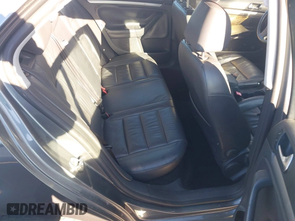 2007 Volkswagen Jetta z VIN 3VWJF71K97M021624, wystawiony jako IAAI lot #41682214 z przebiegiem Nie podano mil oraz . Historia ofert i sprzedaży dostępna na DreamBid. Obrazek 8.