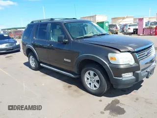 2007 Ford Explorer XLT z VIN 1FMEU63E77UA83607, wystawiony jako IAAI lot #42665029 z przebiegiem 127 542 mil mil oraz . Historia ofert i sprzedaży dostępna na DreamBid. Obrazek 1.