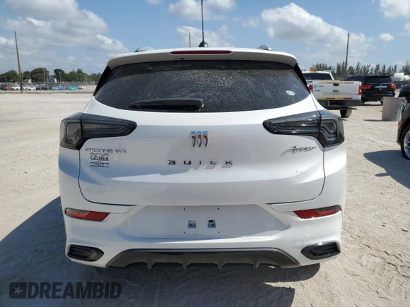 2024 Buick Encore GX Avenir z VIN KL4AMFSL4RB014059, wystawiony jako Copart lot #57218775 z przebiegiem 5 515 mil mil oraz Szkoda całkowita • Salvage title. Historia ofert i sprzedaży dostępna na DreamBid. Obrazek 6.