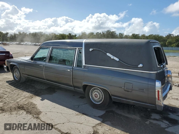 1988 Cadillac Brougham z VIN 1G6DW51Y2J9714052, wystawiony jako Copart lot #77274064 z przebiegiem 69 106 mil mil oraz Szkoda całkowita • Salvage title. Historia ofert i sprzedaży dostępna na DreamBid. Obrazek 2.