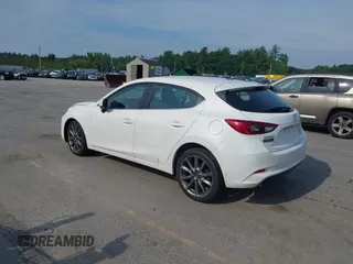 2018 Mazda 3 Touring z VIN 3MZBN1L35JM210093, wystawiony jako IAAI lot #39810891 z przebiegiem 110 052 mil mil oraz . Historia ofert i sprzedaży dostępna na DreamBid. Obrazek 3.