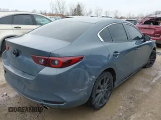 2022 Mazda 3 Carbon Edition z VIN 3MZBPACL2NM310491, wystawiony jako IAAI lot #41981966 z przebiegiem 50 314 mil mil oraz . Historia ofert i sprzedaży dostępna na DreamBid. Obrazek 4.