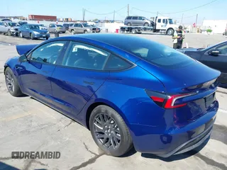 2025 Tesla Model 3 Long Range z VIN 5YJ3E1EB9SF886175, wystawiony jako IAAI lot #41648473 z przebiegiem 395 mil mil oraz . Historia ofert i sprzedaży dostępna na DreamBid. Obrazek 3.