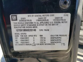 2006 GMC Sierra 1500 Work Truck z VIN 1GTEK19B96E203149, wystawiony jako Copart lot #52455995 z przebiegiem 147 476 mil mil oraz Czysty tytuł • Clean title. Historia ofert i sprzedaży dostępna na DreamBid. Obrazek 12.