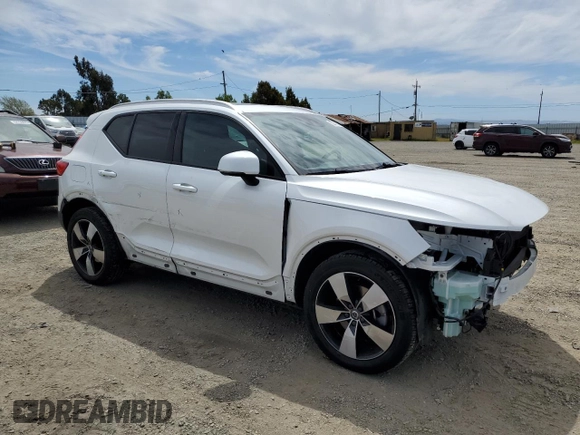2022 Volvo XC40 Momentum with VIN YV4162UK0N2647095, listed as a Copart auction lot 52417015 with 42,041 mi miles and Salvage title. Bid and sale history available at DreamBid. Image 4.