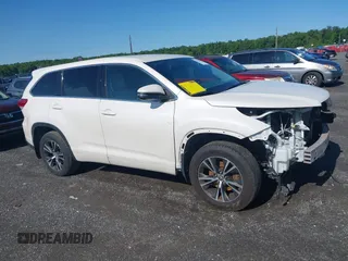 2018 Toyota Highlander LE z VIN 5TDBZRFH4JS840443, wystawiony jako IAAI lot #42372901 z przebiegiem 125 741 mil mil oraz . Historia ofert i sprzedaży dostępna na DreamBid. Obrazek 13.