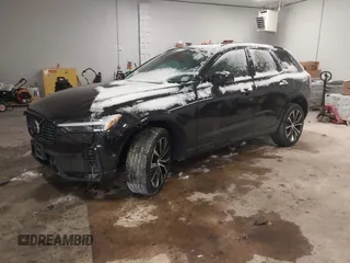 2024 Volvo XC60 Plus Dark Theme z VIN YV4L12RL8R1823184, wystawiony jako IAAI lot #41388918 z przebiegiem 25 299 mil mil oraz . Historia ofert i sprzedaży dostępna na DreamBid. Obrazek 2.