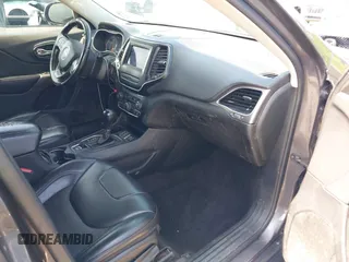 2019 Jeep Cherokee Latitude Plus z VIN 1C4PJLLB5KD184826, wystawiony jako IAAI lot #42321549 z przebiegiem 211 830 mil mil oraz . Historia ofert i sprzedaży dostępna na DreamBid. Obrazek 5.