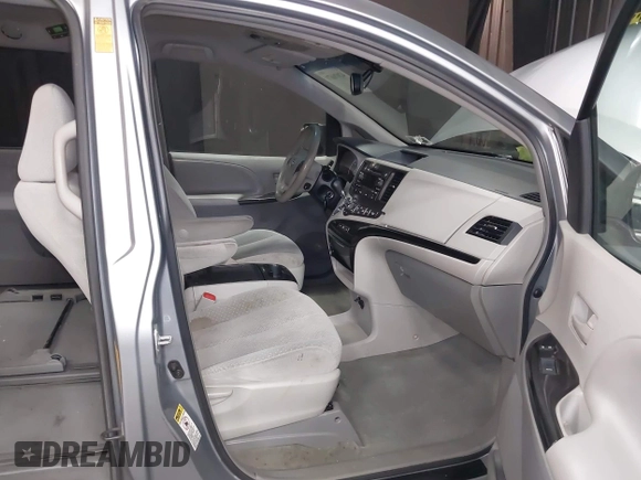 2014 Toyota Sienna LE AAS z VIN 5TDKK3DC5ES506503, wystawiony jako IAAI lot #42076671 z przebiegiem 320 016 mil mil oraz . Historia ofert i sprzedaży dostępna na DreamBid. Obrazek 5.
