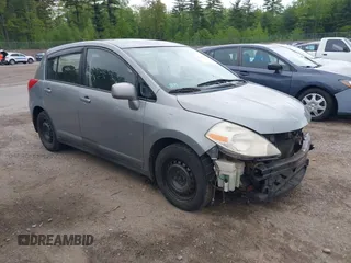 2008 Nissan Versa S z VIN 3N1BC13E38L428627, wystawiony jako IAAI lot #42312643 z przebiegiem 159 430 mil mil oraz . Historia ofert i sprzedaży dostępna na DreamBid. Obrazek 1.